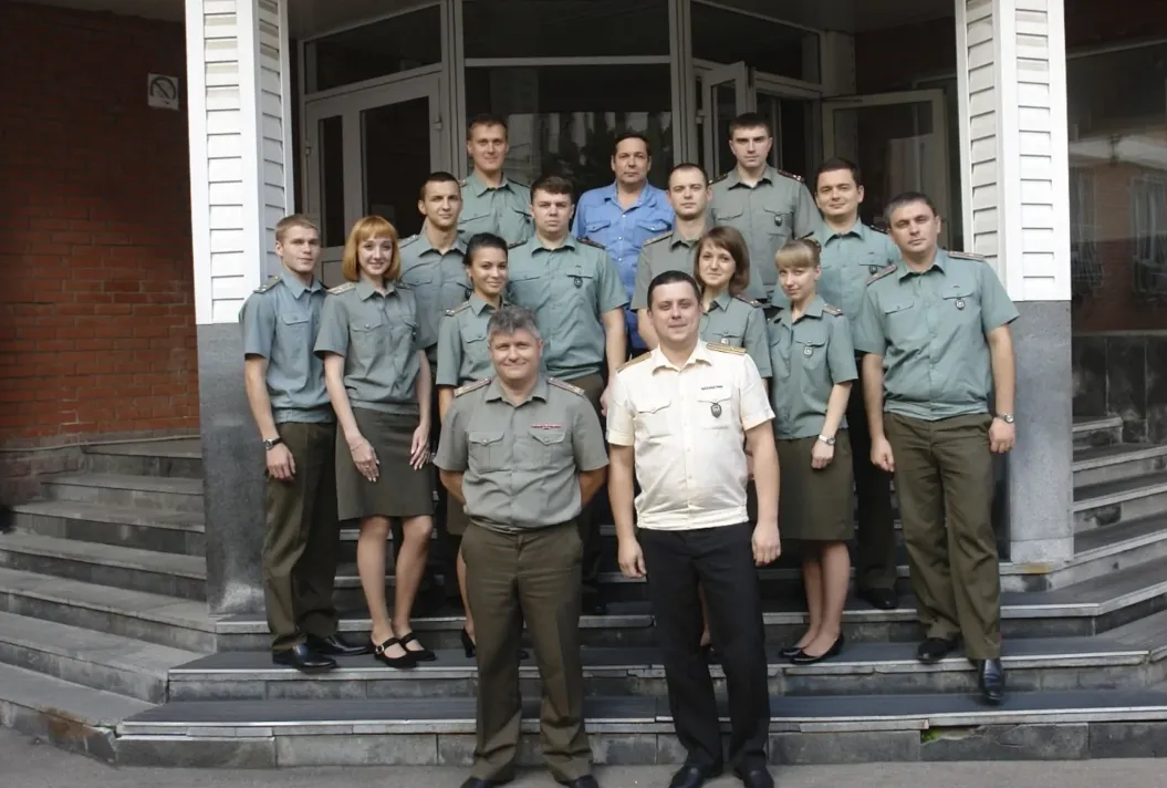 Верхній ряд: Денис Шишкін, Сергій Дивенко, Володимир Воробйов. Другий ряд: Юрій Мартинець, Олексій Михайлов, Дмитро Сидорик, Володимир Наумов. Третій ряд: Сергій Ільїн, Наталія Дяченко, Ельвіра Обухова, Ксенія Попова, Катерина Чугунова, Ігор Багнюк. Перший ряд: Ростислав Широков, Артем Васін.