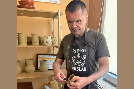 Руслан Рижко свої вироби «бачить» не очима, а пальцями. Фото з архіву Руслана Рижка