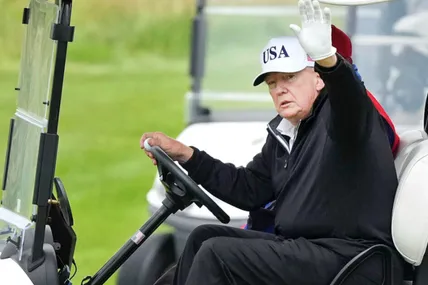 Наприкінці липня Дональд Трамп відпочивав у Шотландії, де грав у ґольф. Були й важливі перемовини – з президенткою Єврокомісії Урсулою фон дер Ляєн і прем’єр-міністром Великої Британії Кіром Стармером. Фото pressdemocrat.com