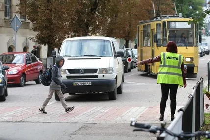Волонтери працюють біля 28-ми шкіл Львова, де є насичений дорожній рух. Фото пресслужби ЛМР