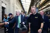 Борис Джонсон випив кави з пасажирами потягу та разом з Садовим вшанував пам’ять загиблих воїнів ЗСУ у Львові