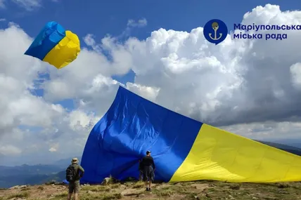 Підняття прапора України на Говерлі. Фото: Маріупольська міська рада