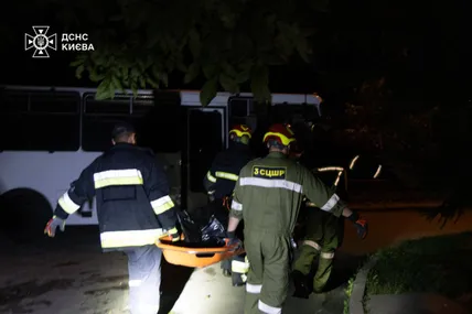 У Святошинському районі столиці з-під завалів зруйнованої 9-поверхівки дістали тіло загиблого чоловіка. Фото: ДСНС