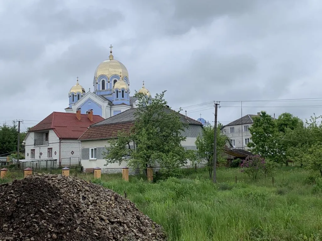 Неподалік цієї церкви у Берездівцях була іудейська синагога, до наших днів вона не збереглася.