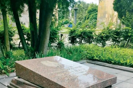 Хтось намагався зрушити з місця плиту на могилі Кузнєцова. Фото: Андрій Садовий