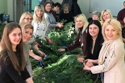 Родини плетуть Різдвяні хвойні віночки. Фото архівне, 2021 рік.
