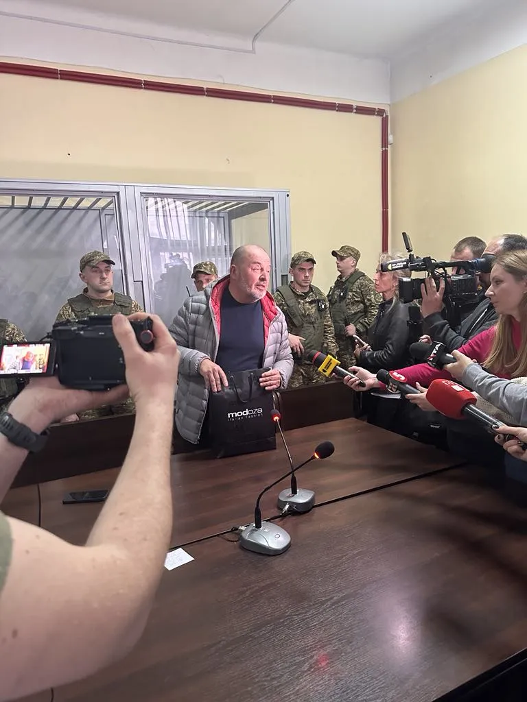 Адвокат обвинуваченого пан Немировський сказав журналістам, що відеоогляд з місця події - театралізована вистава. 