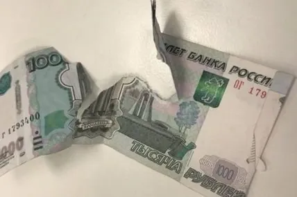 В тимчасово окупованому Генічеську рашисти роздають пенсіонерам рублі