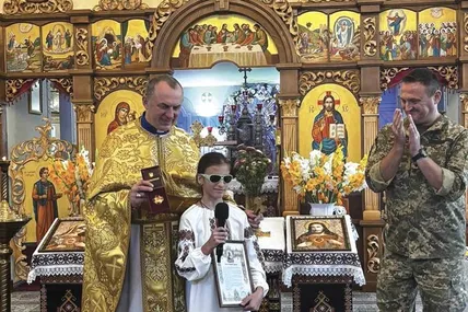 Отець Василь Колодій та полковник Іван Кушина вручають Анні-Марії нагороду. Отець Василь Колодій та полковник Іван Кушина вручають Анні-Марії нагороду. Отець Василь Колодій та полковник Іван Кушина вручають Анні-Марії нагороду. Фото Наталії Бражник