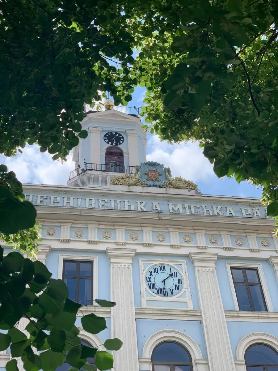 Ратуша розташована в центрі міста. Фото автора