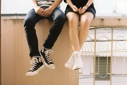 Фото https://www.pexels.com/pl-pl/zdjecie/kobieta-ubrana-w-biale-buty-wysokie-1021145/