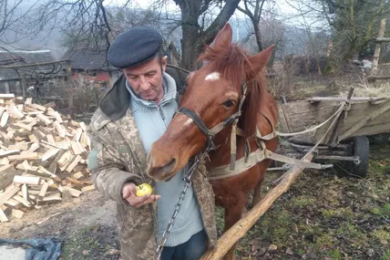 У пана Миколи для “Байрактара” завжди припасено смачні гостинці. Фото автора