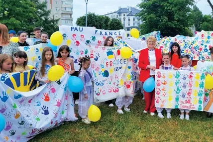 Організаторка рекорду Світлана Мерзлова (у центрі) з учасниками акції. Фото з альбому Світлани Мерзлової