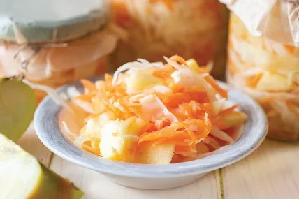 Маринована капуста з яблуками