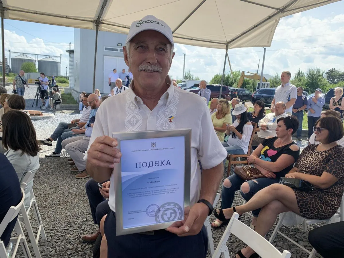 Голова Львівської ОВА Максим Козицький вручив подяку керівнику проєкту від Канади Камілю Коте.