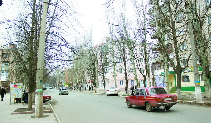 За кілька десятків кілометрів від Бахмута точаться бої. Ехо від вибухів долинає до міста