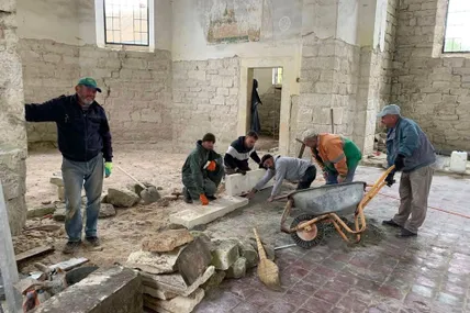 Під час відновлення пам’ятки використовують плити із демнянського вапняку. Це та решта фото — Михайла Цихуляка
