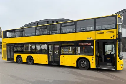 У Києві почне курсувати двоповерховий міський автобус, який українській столиці подарував Берлін. Загалом автобус має 83 місця для сидіння: 28 — на першому поверсі та 55 — на другому