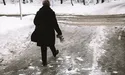 Узимку не варто пересуватися, тримаючи руки у кишенях, — задля вашої безпеки