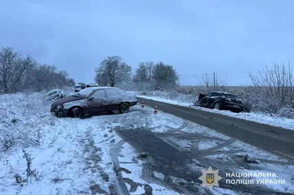 На автодорозі сполученням «Золочів - Броди» в ДТП між Opel та Renault травмувались двоє пасажирів