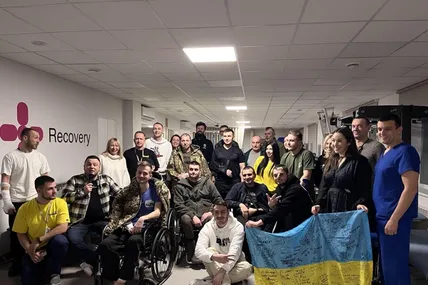 Фото на згадку - волонтери, артисти і захисники. Фото автора
