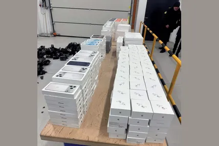 Митники знайшли у сховку айфони на загальну суму 35 млн грн. Фото Львівської митниці
