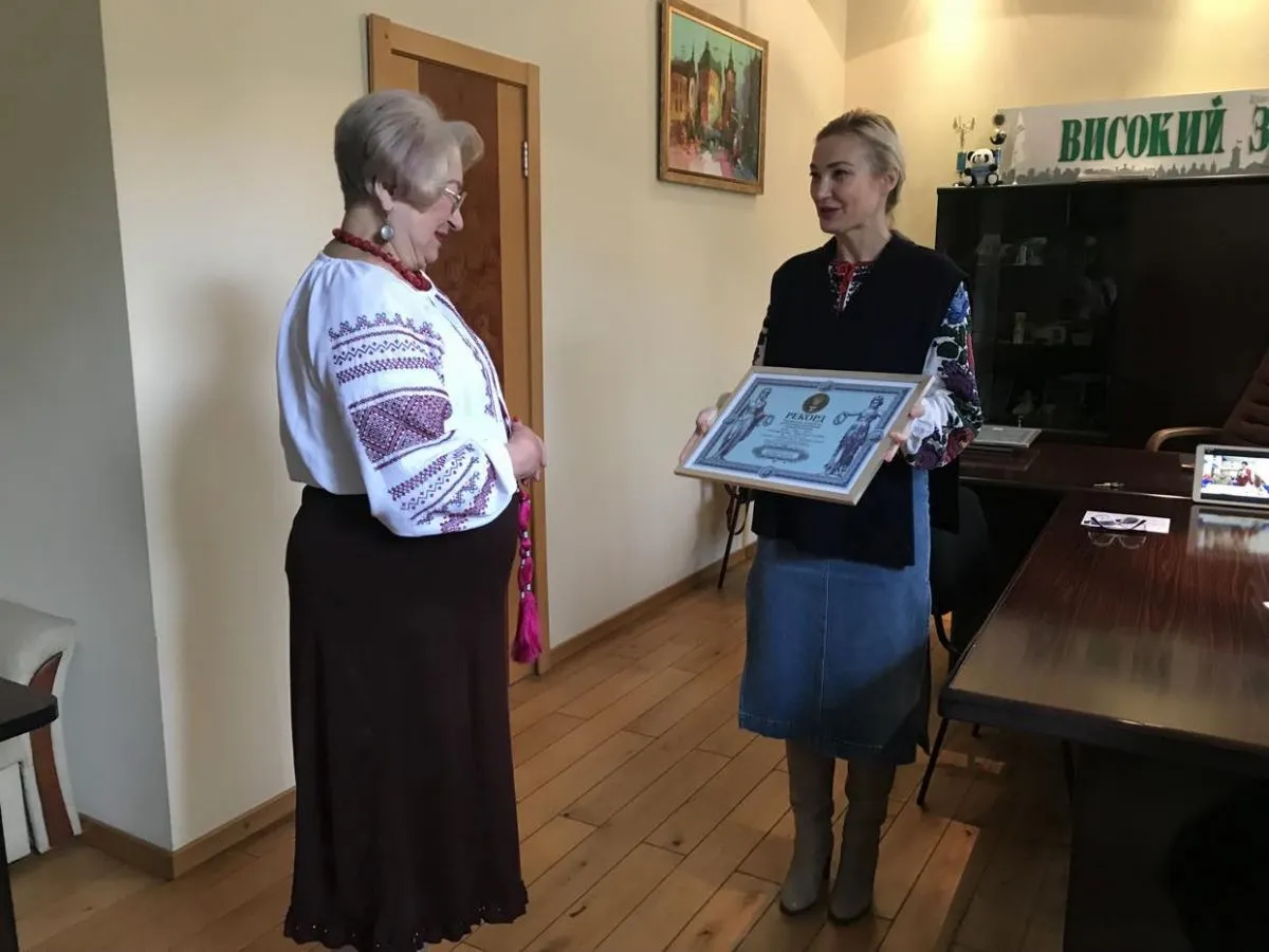 Сертифікат про присвоєння національного рекорду вручає головний редактор «ВЗ» Наталія Балюк.