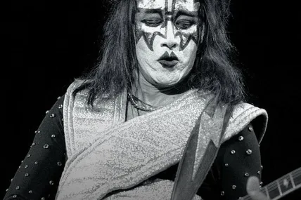 На 74 році життя помер один із засновників легендарного гурту KISS – гітарист Ейс Фрейлі. Фото: ABC News