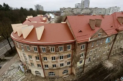 Такий вигляд має найбільш постраждалий будинок на Стрийській через пів року після початку відбудови. Фото ЛМР