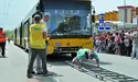 Івано-франківський силач потягнув одночасно три тролейбуси!