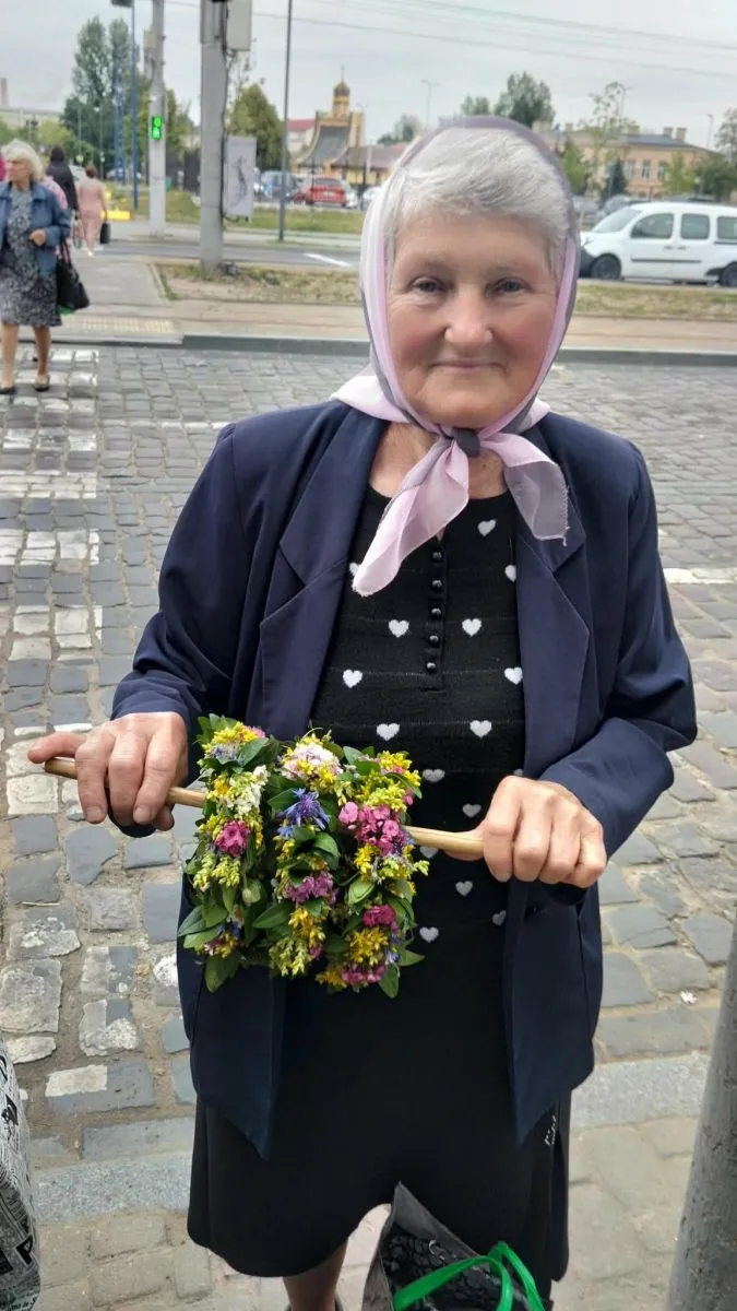 Перед святом Божого тіла продає віночки-обереги. Щоб купити собі тискомір...