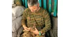 Сплять з автоматами та з прирученими гусьми й зайцями…