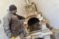 Учорашній воїн АТО обтесує камінь