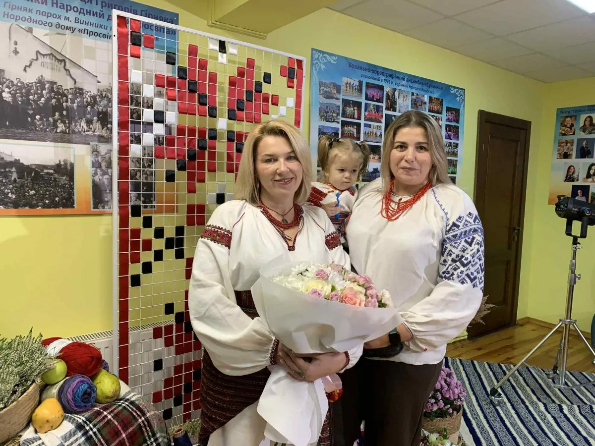 Мисткиня Мирослава Ломага (зліва) разом з родичами, які їй допомагають у творчому проєкті - вишиванні.