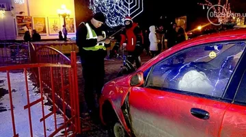 У Маріуполі п'яний поліцейський в'їхав в огорожу новорічної ялинки